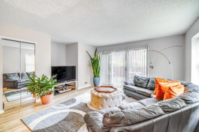 Galloway Townhome with Private Deck Near Casinos!